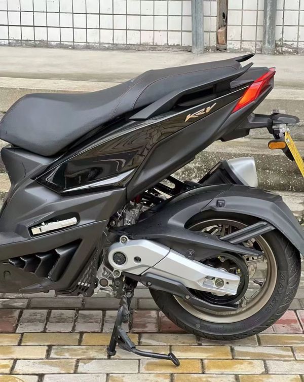 一款偏运动设计的踏板,光阳krv180