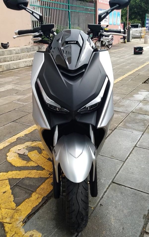 一款偏运动设计的踏板,光阳krv180